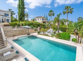 Seaview Villa Selenia pool & jacuzzi in Neo Chorio, hotel in Neo Chorio