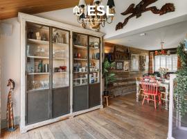 Charming Cottage 3-Bedrooms Sleeps 8 & Hot Tub, hotel a Lower Whitley