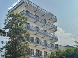 The BoHomes - Peaceful Rooms with Mountain View located in Upper Tapovan, hotel i Rishikesh