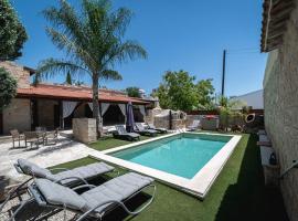 Villa To Palati with Private Pool Anogyra, Hotel in Anoyira