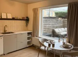 Maison Côte - Moderne Studio met Privé Tuin, Nabij Strand & Circuit