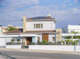 Villa Oro Hills w private hot tub jacuzzi、ヴォロクリーニのホテル