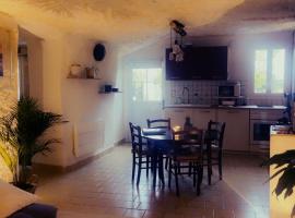 "Ninho de Amor" troglodyte unique, hotel in Montrichard