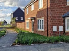Peterborough - House - Sleeps 8 - Parking - Garden