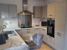 Peterborough - House - Sleeps 8 - Parking - Garden