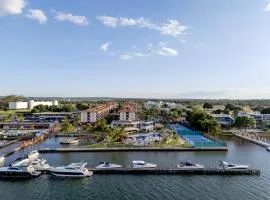 Flat Lake Side Hotel na beira do lago