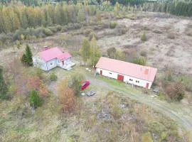 Yksityinen omakotitalo saunalla maaseudunrauhassa