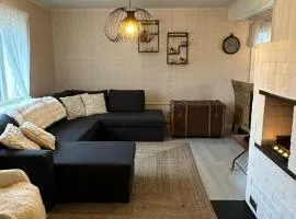 Yksityinen omakotitalo saunalla maaseudunrauhassa