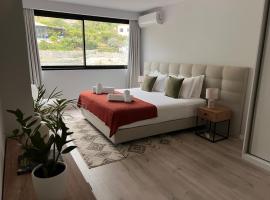 New 3 Bedroom Luxury Family Apartment - Airco, King Size Beds, Fully equipped kitchen, Balcony, Washingmachine, 2 bathrooms, Free parking, Fast Internet, 142m2, hotel i Machico