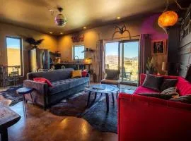 Casa Shangri-La - Eclectic Tiny House in the Heart of Terlingua near BBNP