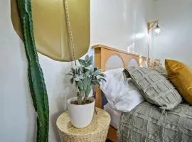 1BR Near UofA, Work Desk, Gem Show Friendly