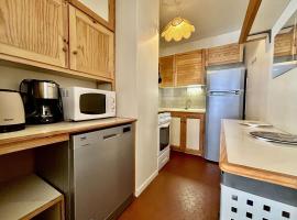 Appartement lumineux 2 pièces, 6 couchages, proche pistes et commerces, avec parking et balcon - FR-1-330F-114, hotel i Serre Chevalier