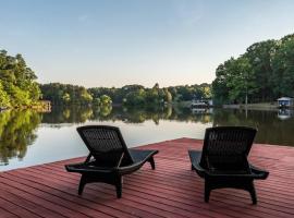 Hyco Lake Hideout - Lakefront Escape, Dock, Fire Pit, Family friendly!, hotel v destinácii Leasburg