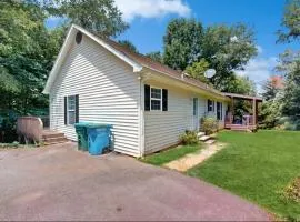 Brownstone Hideaway - Near Downtown Asheville and Blue Ridge Parkway!