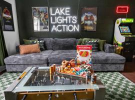 LKJ - Lakefront Home, Hot tub, Fire Pit, Games and Movie Room!, hotel em Marion