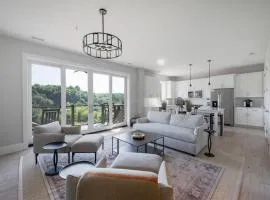 Luxury Downtown Loft - Balcony and Rooftop Bar!