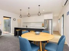 Methven Ski Chalet - Modern Comfort, Mountain Charm