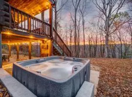 Riverwood - James River Cabin, Riverfront with Hot Tub and Mountain Views!