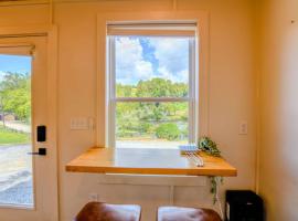 River Rest - Hiking, Fishing, Rafting, and 20 to Smoky Mountains!, khách sạn ở Sylva