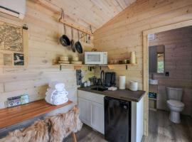 Kimble - Riverfront, Hiking, Fishing, 20 min to Smoky Mountains! โรงแรมในซิลวา