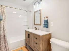 Saddle Hills 3 - Mountain Retreat, Balcony, Grill, and 5 Minutes to Downtown!