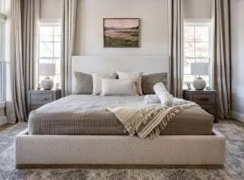 Bass Cove - Luxury Lakefront, Hot Tub, Fire Table & Theatre!