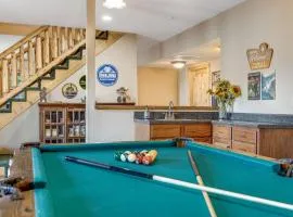 Luck's Lockout - Mountain Retreat, Balcony, Hot Tub, and Grill