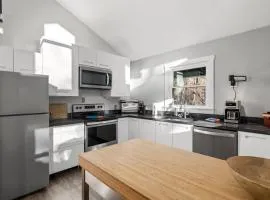 Happiness - Mountain Chalet, Hot Tub, Grill, and Trails!