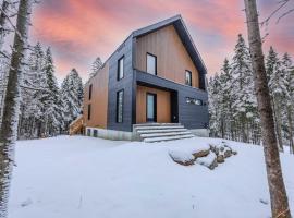 Ivoire - Modern Getaway in Shannon - Spa & Pool Table, hôtel à Valcartier Station