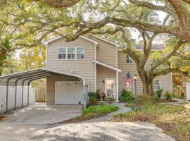 3 Mi to Atlantic Beach Coastal Retreat with Deck, hotel i Morehead City