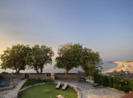 Villa Thalassa next to the beach, Hotel in Stavromenos