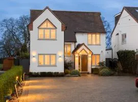 Large Modern 4 Bed Family Home - Pass the Keys