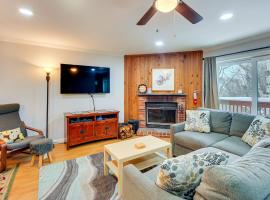 Primely Located Dover Escape < 1 Mi to Mt Snow!: Dover şehrinde bir otel