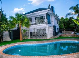 Lux on Windermere 4 Bedroom House，位于布拉瓦约的酒店