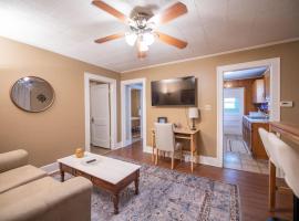 Cozy Urban Home Extra Parking, hotel ad Akron