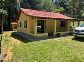 Sítio com rio e muito verde!, hotel v destinaci Rio Bonito