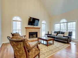 7 Mi to Dtwn Toledo Spacious Family Home!, hotel in Rossford