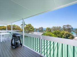 Noosa Escape 2BR Ocean Views, Walk to Beach, отель в городе Нуса-Хедс