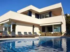 Villa Med A 2 kilometros andando de la playa, del puerto de Aguadoç y a 4 del centro de Sitges Muy Soleada todo el dia Capacidad superior a 16 personas NO REQUIERE COCHE