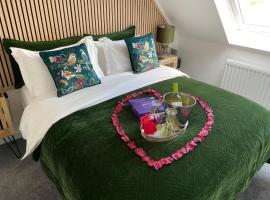 THE HIDEAWAY - LUXURY SELF CATERING COASTAL APARTMENT with PRIVATE ENTRANCE & KEY BOX ENTRY JUST A FEW MINUTES WALK TO THE BEACH, SOLENT WAY WALK, SHOPS and many EATERIES & BARS - FREE OFF ROAD PARKING,FULL KITCHEN, LOUNGE,BEDROOM , BATHROOM & WI-FI, hotel a Lymington