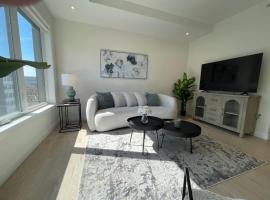Bright warm & spotless 1 BR in North End Halifax, khách sạn ở Halifax