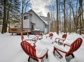 Peaceful Arrowhead Lakes Getaway Perfect for Spring and Summer Hot Tub Deck 3BR Home, hotel a Thornhurst