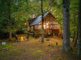 Secluded Cozy Cabin with Hot Tub & Fire Pit, hotel en Pigeon Forge