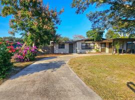 2 Mi to Cocoa Riverfront Park Home with Patio!，位于可可的酒店