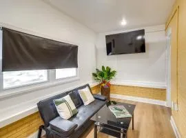 Colorful and Convenient Darby Apt, 7 Mi to Stadiums!