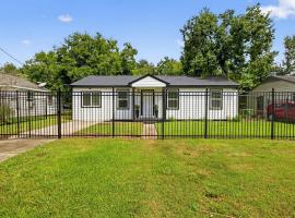 Stylish and Cozy 4BR Home in Houston, Sleeps 9, villa en Houston