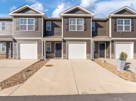 New 3BR Raceday Retreat - Steps from Speedway, hotel v destinaci Bluff City