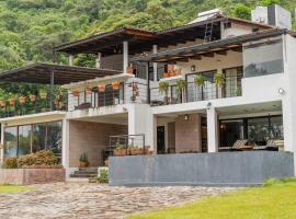 Stunning home in Valle De Bravo with lake view, Hotel in Colorines