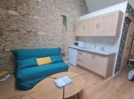 apartment with large garden, hotel in Ifs