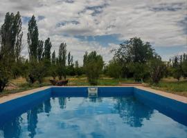 Hospedaje Los Girasoles, hotel i Salto de las Rosas